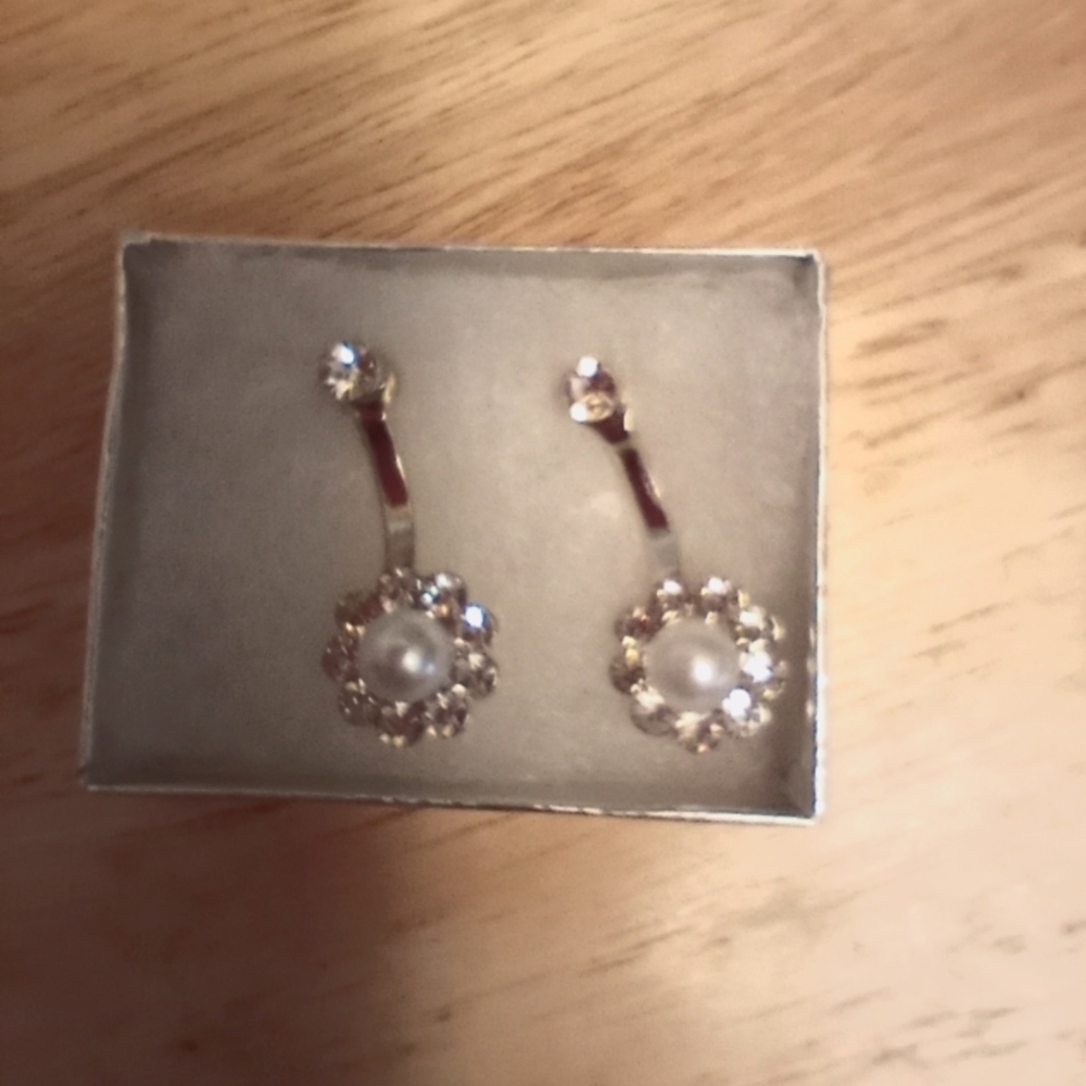 Cute earrings with a pearl